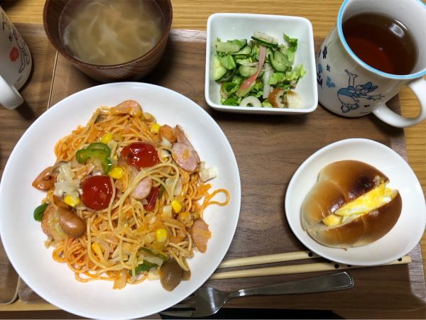 夕食は、イタリアン❣ ペペロンチーノとサラダ、パンとコンソメスープでお召し上がれ🎵