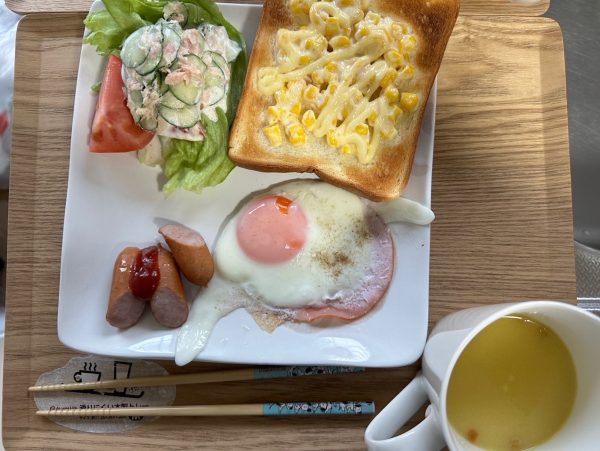 朝食でコーンのトースト🎵女性棟なので、おしゃれにワンプレート(*'ω'*)