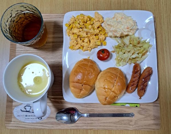 朝食。 おかずはそのまま食べても良し。自分でロールパンに挟んで食べても良し。アレンジしてね！